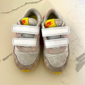 Nike sneakers for toddler boys in size 11!